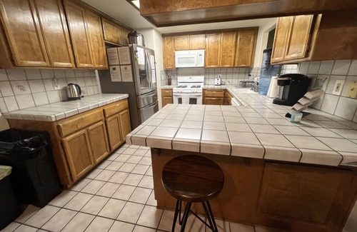 Quartz Hill House | Cheerful 3BR 2BA Sauna: Spa: Pool/P-Pong Table+ More