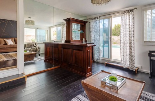 Canoga Park House | Cheerful 4 bed vacation home with pool sleeps 10