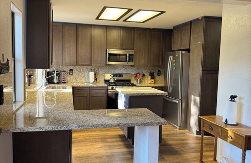 Lake Arrowhead Cabin | Cheerful 4-Bedroom Cabin with Hot Tub