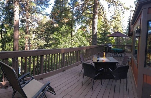 Lake Arrowhead Cabin | Cheerful 4-Bedroom Cabin with Hot Tub
