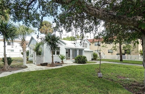 South Palm Park Neighborhood Association House | Cheerful 4 Bedroom Bungalow in Lakeworth