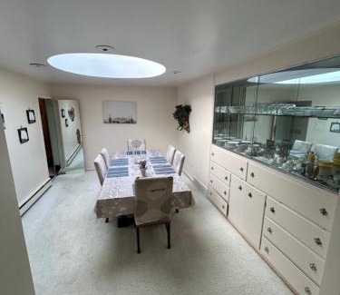 Amherst House | Cheerful 4-bedroom bungalow with indoor fireplace