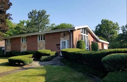 Amherst House | Cheerful 4-bedroom bungalow with indoor fireplace