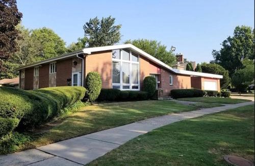Amherst House | Cheerful 4-bedroom bungalow with indoor fireplace
