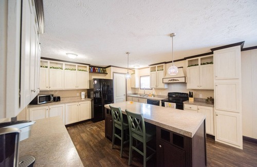 Benton House | Cheerful 4 bedroom cottage on Kentucky lake