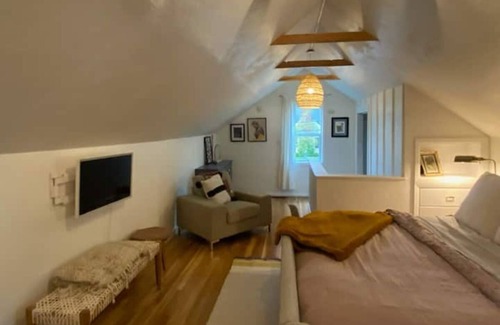 Camas House | Cheerful 4-Bedroom Home, Walkable Neighborhood