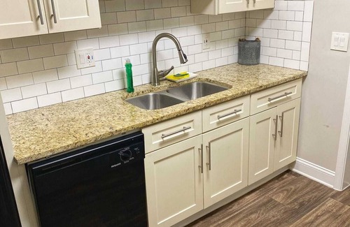 College Park House | Cheerful 4 bedroom residential home w/free parking