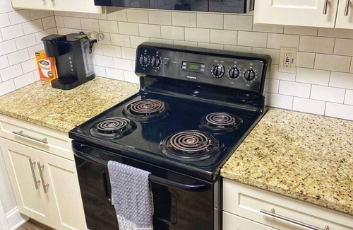 College Park House | Cheerful 4 bedroom residential home w/free parking
