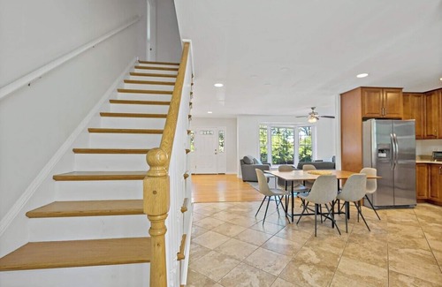 Lake Barcroft House | Cheerful | 4 bedroom | Luxury | Center | Sunny
