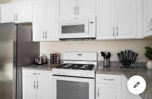 Elk Grove House | cheerful 4 bedroom with beautyfull back yard