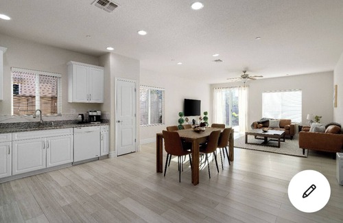 Elk Grove House | cheerful 4 bedroom with beautyfull back yard