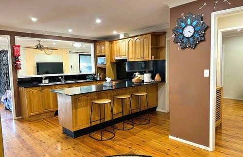 Kingswood House | Cheerful 4 Bedrooms with Free Parking
