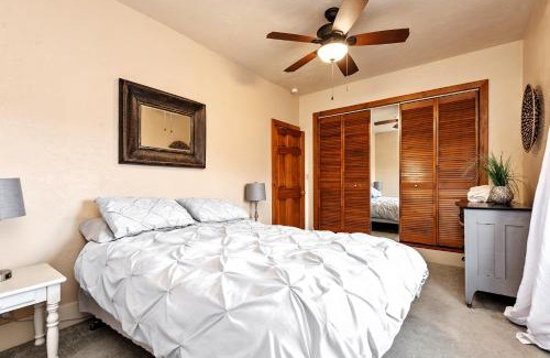 New Kensington House | Cheerful 4BR Chalet with Seasonal Pool, Hot Tub