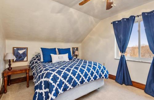 New Kensington House | Cheerful 4BR Chalet with Seasonal Pool, Hot Tub