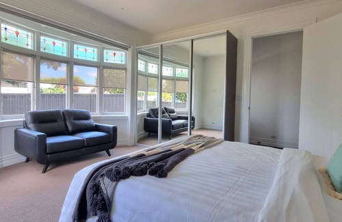 Remuera House | Cheerful 5 - Bedroom Home with Free Parking