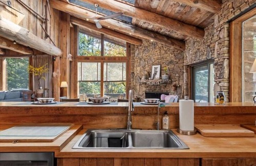 Champion Cabin | Cheerful 5 Bedroom Mountain House - Bearfoot Pines