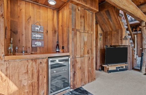 Champion Cabin | Cheerful 5 Bedroom Mountain House - Bearfoot Pines