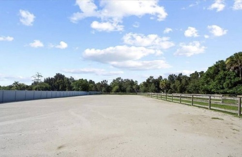 Little Ranches House | Cheerful 5 Bedroom Villa with a pool 6 Horse stalls on the property xtra charge