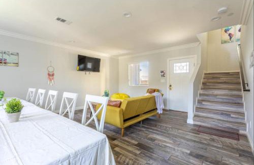 Downtown Los Angeles House | Cheerful 5BR house with parking near USC
