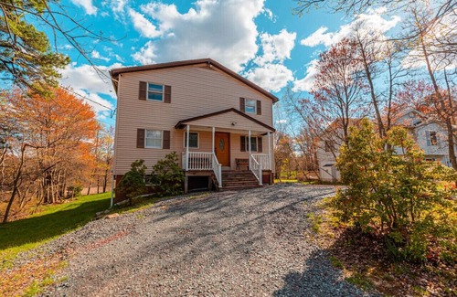 Long Pond House | Cheerful 6 bedroom in the heart of Poconos