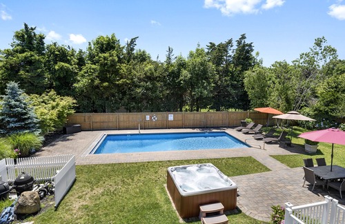 Hampton Bays House | Cheerful 6-bedroom residential home with pool and jacuzzi. Short walk to the bay