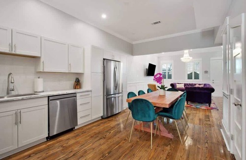 South 7th Ward House | Cheerful & Bright-4 Bedroom Home-Blocks to the FQ!