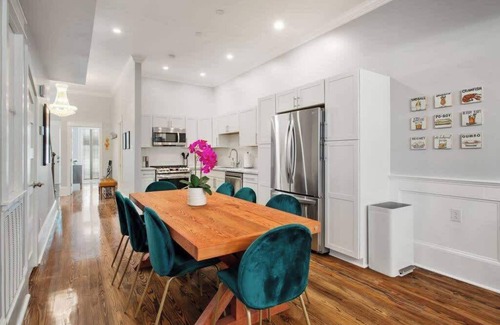 South 7th Ward House | Cheerful & Bright-4 Bedroom Home-Blocks to the FQ!