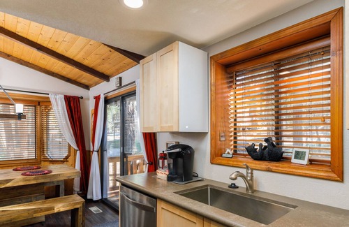 Fox Farm House | Cheerful cabin with Central A/C and Heating, hot tub, game room-pool table +more