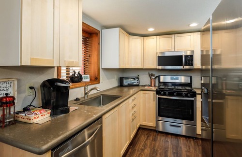 Fox Farm House | Cheerful cabin with Central A/C and Heating, hot tub, game room-pool table +more