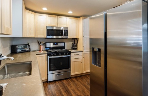 Fox Farm House | Cheerful cabin with Central A/C and Heating, hot tub, game room-pool table +more