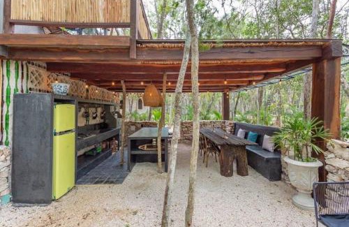 Francisco Uh May Apartment | Cheerful cabin with pool surrounded by nature