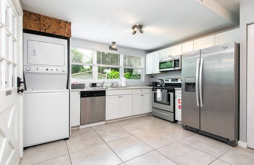 Gainesville House | Cheerful & Charming Stay 3 Miles to UF/Shands/Downtown