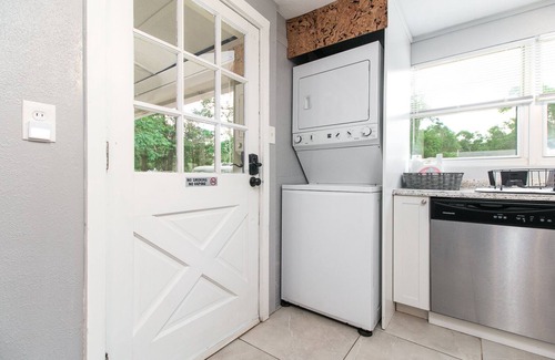 Gainesville House | Cheerful & Charming Stay 3 Miles to UF/Shands/Downtown