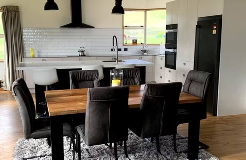 Dunedin House | Cheerful country home with 3-bedrooms, 2-bathrooms