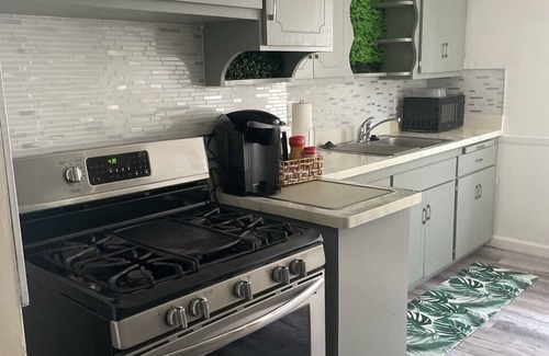 University Heights House | Cheerful Duplex: First Flr/2Bedrooms/Sleeps 6 & FREE Parking