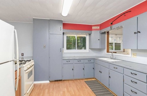 Newaygo Cottage | Cheerful Emerald Lake Cottage-3 bedroom, 2 bath