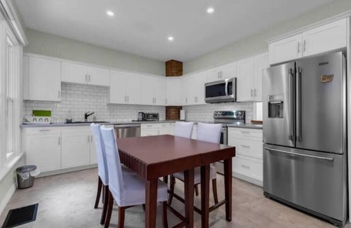 Niagara Falls House | Cheerful Entire Townhome 3 Bedrooms 2 Parking