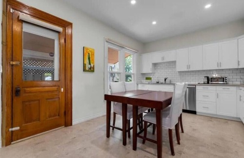 Niagara Falls House | Cheerful Entire Townhome 3 Bedrooms 2 Parking