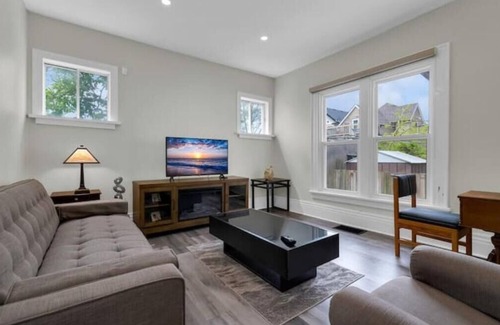 Niagara Falls House | Cheerful Entire Townhome 3 Bedrooms 2 Parking