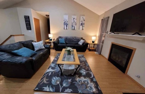 East Olympia House | Cheerful Getaway 5BD/3BTH In the Heart of Lacey