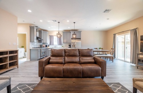 Bonita House | Cheerful Home - 3bdrm 2.5 bath. 2 King Beds!