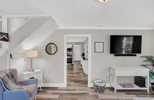 Central Colorado Springs House | Cheerful Lake House minutes from all Colorado Springs has to offer!
