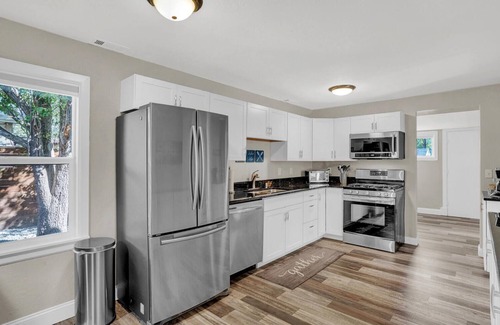 Central Colorado Springs House | Cheerful Lake House minutes from all Colorado Springs has to offer!
