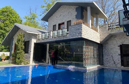 Ramnagar Villa | Cheerful luxury 5 - bedroom villa with pool ( Ayu villa )