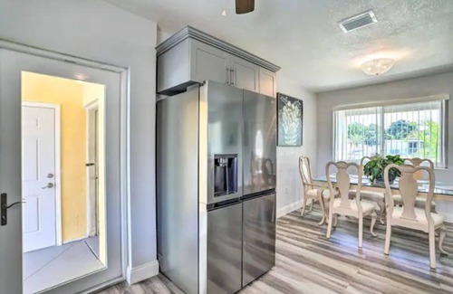 Golden Glades House | Cheerful Miami Escape w/Lake Access