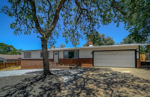 Redding House | Cheerful Mid-Century Modern 3b/2ba