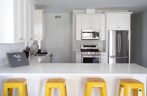 Mid City Apartment | Cheerful Mid-City Gem