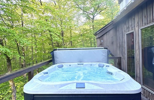 Plymouth Ski Chalet | Cheerful, mountain chalet w/sauna & new hot tub - amazing location!