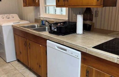 Valdosta House | Cheerful & Peaceful Home near VSU, Downtown, Moody