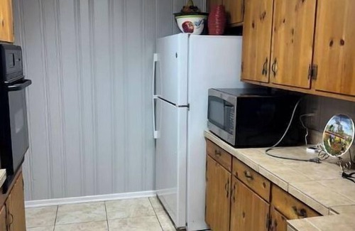 Valdosta House | Cheerful & Peaceful Home near VSU, Downtown, Moody